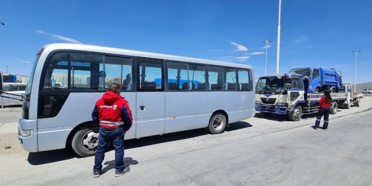 Fiscalizadores de Aduanas incauta vehículos de contrabando en Colchane