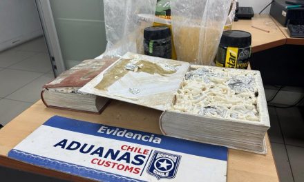 Al interior de  libros y de bebidas isotónicas Aduana descubre éxtasis granulado