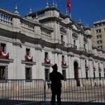 Piden avanzar en salud mental de funcionarios públicos tras muerte de carabinero en La Moneda