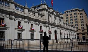 Piden avanzar en salud mental de funcionarios públicos tras muerte de carabinero en La Moneda