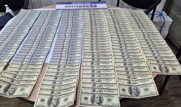 Viajero ocultó contrabando de 33 mil dólares en efectivo entre sus ropas