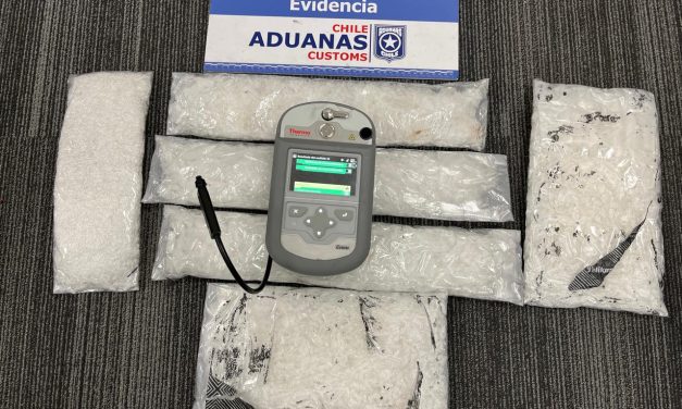 Aduanas descubre a ciudadano británico ingresando a Chile con más de 5 kilos de metanfetamina en maleta con doblefondo en Aeropuerto Internacional