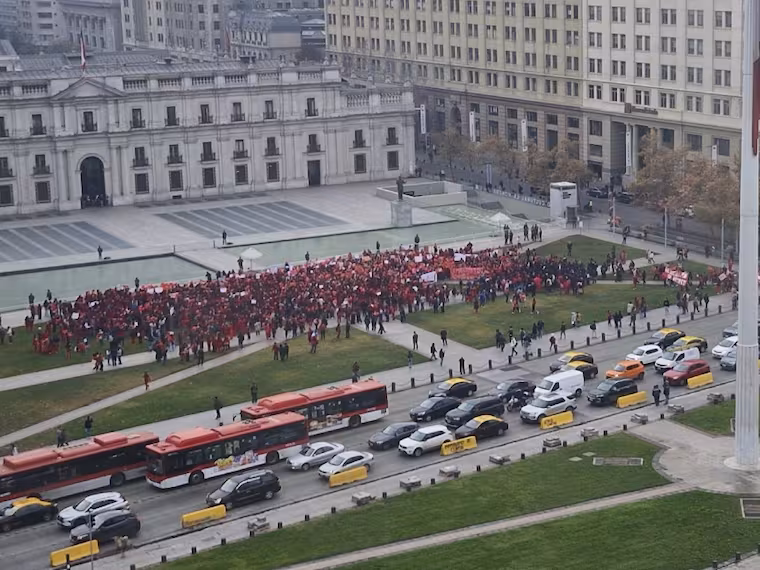 Matronas protestan frente a La Moneda por rechazo a nuevo decreto del Minsal