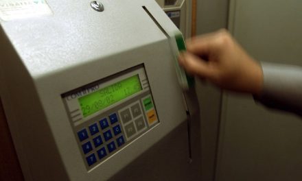 Funcionarios públicos cobran hasta $11 millones en horas extras al año: Abogado del Minsal fue el que más recibió