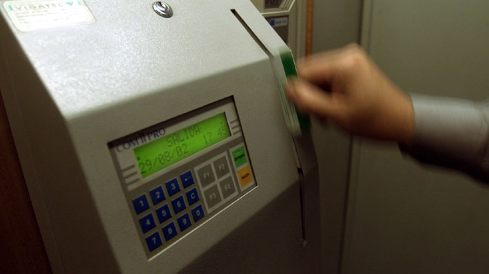 Funcionarios públicos cobran hasta $11 millones en horas extras al año: Abogado del Minsal fue el que más recibió
