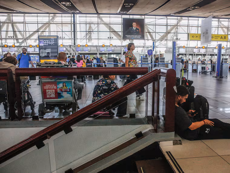 Detienen a sujeto que dio falso aviso de bomba en Aeropuerto de Santiago