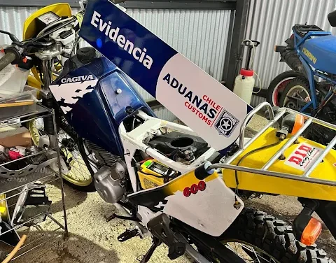 Aduanas y Carabineros incautan 6 autos de colección, un motorhome y 3 motos