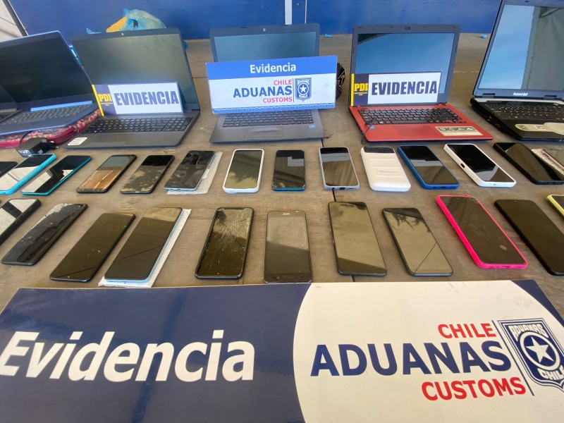 Aduana y PDI descubren envío ilegal a Haití de celulares, computadores y tablet