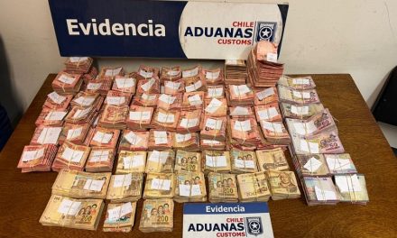 Aduana incautan $180 millones en moneda boliviana y 50 tarjetas bancarias en control fronterizo Chungará