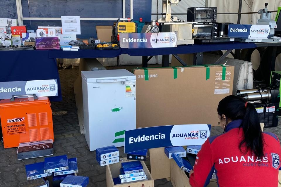 En Valparaíso interceptan contrabando de “encomiendas” con miles de medicamentos, baterías y tecnologías