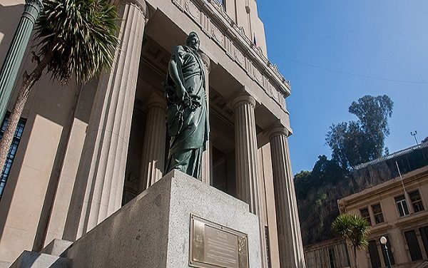 Corte de Valparaíso deja sin efecto nueva tabla de sueldos base y ordena restituir descuentos salariales a funcionarios de la atención primaria en Viña del Mar