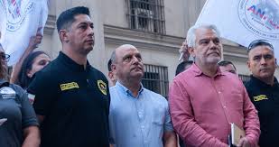 CUT y gremios acusan «vulneración sindical» y piden a Boric frenar urgencia de reforma a Gendarmería