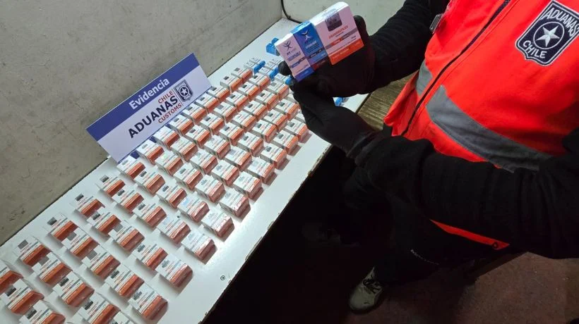 Fiscalizadores de Aduanas decomisaron más de cien frascos de esteroides anabólicos ocultos en un camión que viajaba hacia Santiago.
