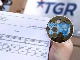 Contraloría frena a Tesorería por deuda CAE: ordena devolver retención de impuestos a trabajadora