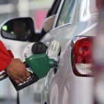 Hacienda concreta ajuste para amortiguar alza de combustibles y expertos prevén subida en torno a $30