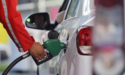 Hacienda concreta ajuste para amortiguar alza de combustibles y expertos prevén subida en torno a $30