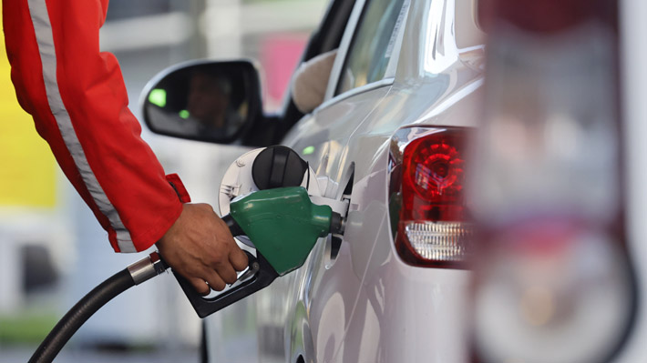 Hacienda concreta ajuste para amortiguar alza de combustibles y expertos prevén subida en torno a $30