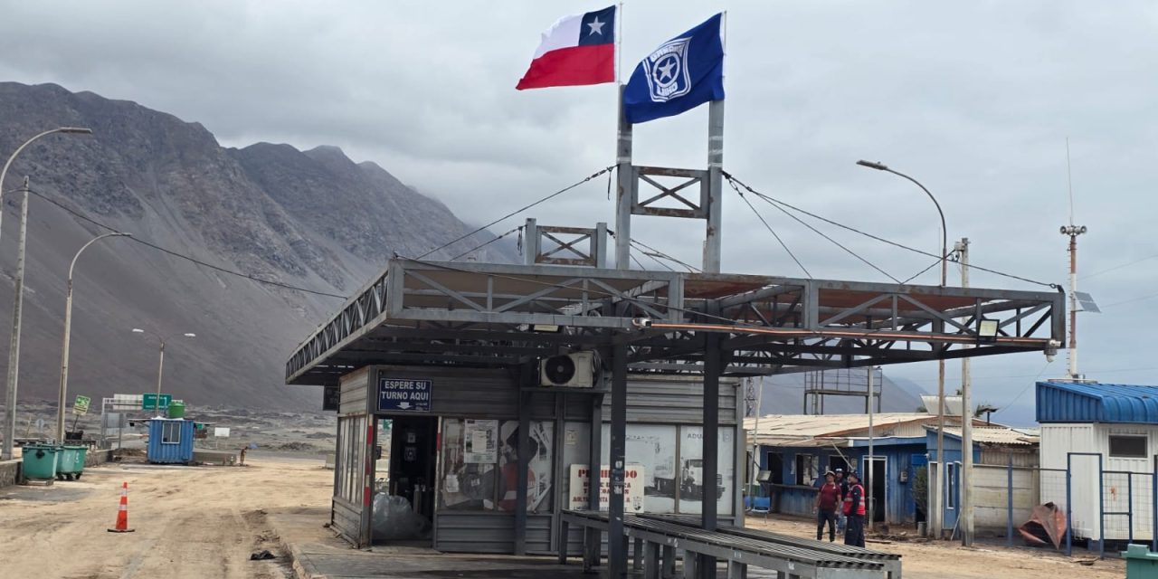 Funcionarios de Aduana izan bandera y reinician los controles
