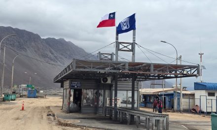 Funcionarios de Aduana izan bandera y reinician los controles