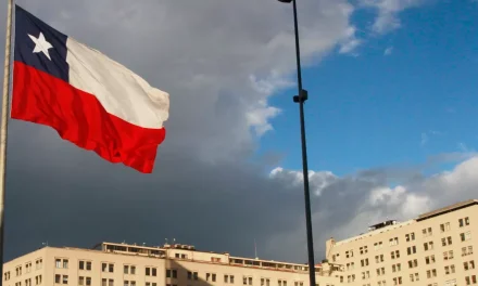 A la economía chilena le llueve sobre mojado: La actividad cayó 1,5% y temporales pasaron la cuenta