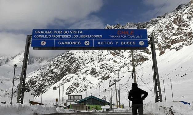 Paso fronterizo Los Libertadores reabre para todo tipo de vehículos tras nevadas